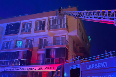Çanakkale’de korkutan yangın: 4 katlı binada mahsur kalanlar son anda kurtarıldı