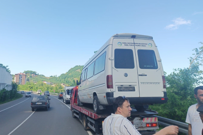 Direksiyon başında kalp krizi geçirdi: Dolmuşu bariyerlere çarparak durdurdu