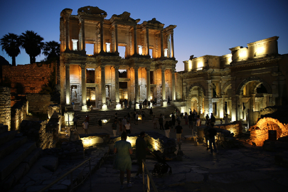 Efes'te gece müzeciliği başladı! Ne zamana kadar sürecek?