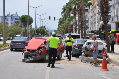 Mersin'de park halindeki araca çarpan otomobil kazaya neden oldu