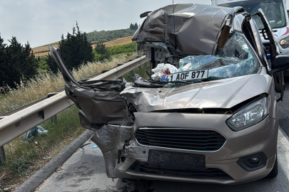 Tarsus'ta feci kaza: Hafif ticari araç tırla çarpıştı, 1 ölü 4 yaralı