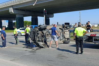Ters dönen otomobilde sürücü şans eseri kurtuldu