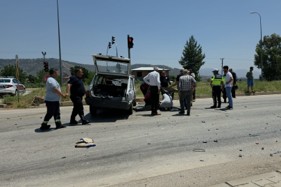 Hatay Hassa’da iki otomobil çarpıştı: Kavşakta can pazarı, 1’i ağır 2 yaralı