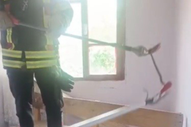 Osmaniye'de evde yılan alarmı: İtfaiye ekipleri rulo halının içinde yakaladı
