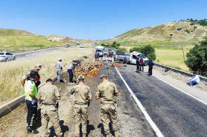 Diyarbakır’da sebze yüklü kamyonetin lastiği patladı: Yol trafiğe kapandı