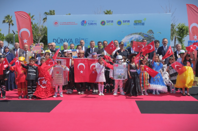 Mersin'de çocuklar, atık malzemelerden üretilen kıyafetlerle podyuma çıktı
