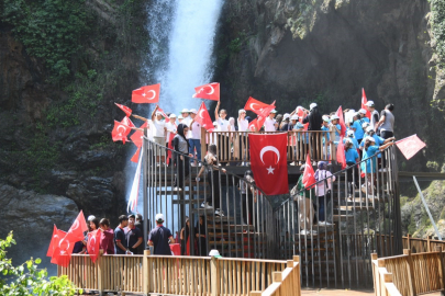 Öğrenciler Karaçay Şelalesi’nde çevre için buluştu
