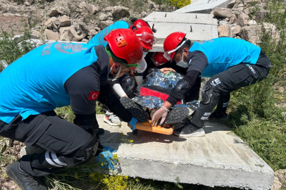 Niğde'de gerçeği aratmayan tatbikat: UMKE'den Kaynarca Köyü'nde enkaz operasyonu