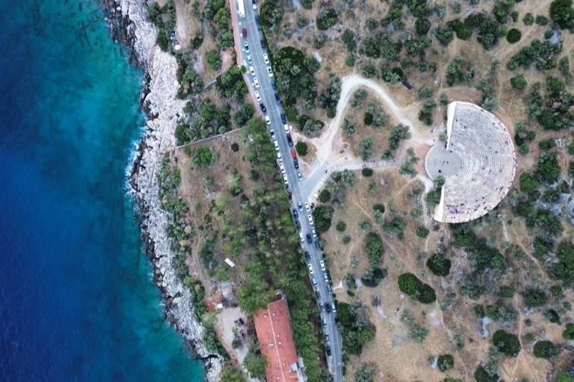 Tarih ve futbol bir arada: Antiphellos Antik Tiyatrosu’nda dev ekranda Dünya Kupası keyfi