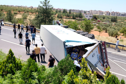 Gaziantep-Nizip Otoyolu’nda muz yüklü tır devrildi
