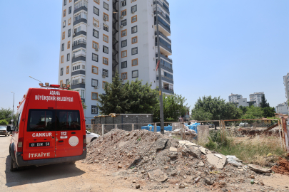 Adana Kozan'da istinat duvarı yıkımı apartman sakinlerini isyan ettirdi