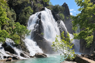 Antalya'da dağın içinden fışkıran doğa harikası! Uçansu Şelalesi yazın gözdesi oldu