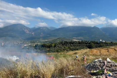 Hatay'ın ilçelerindeki bahçe yangını ekiplerce söndürüldü