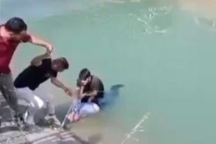 Mersin Tarsus'ta sulama kanalına düşen şahsı vatandaşlar kurtardı