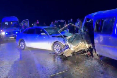 Gaziantep'te feci kaza: 2 araç kafa kafaya çarpıştı, 1 ölü, 12 yaralı