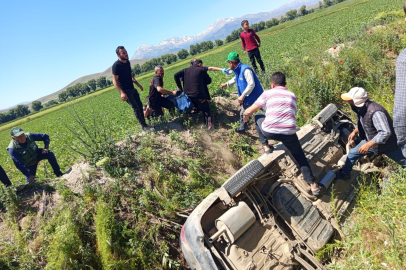 Kahramanmaraş Elbistan'da korkutan kaza: Kanala uçan otomobildeki 4 kişi yaralandı