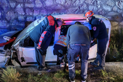 Kontrolden çıkan araç istinat duvarından düştü: 2 yaralı