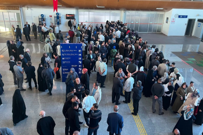 Kutsal topraklardan döndüler: İlk hacı kafilesi yurda ulaştı