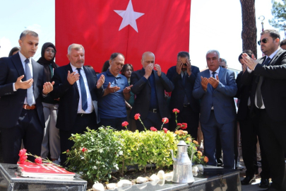 Şehit Öğretmen Şenay Aybüke Yalçın şehadetinin 9. yıl dönümünde kabri başında anıldı