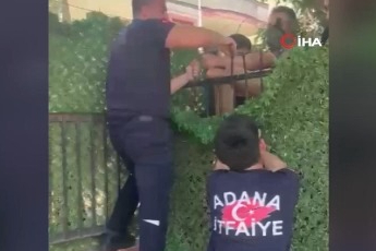 Adana'da öğrenci demir korkuluğa saplandı! Hastaneye kaldırıldı