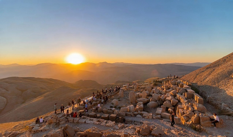 Nemrut Dağı'nda gün doğumu manzarası ilgi görüyor