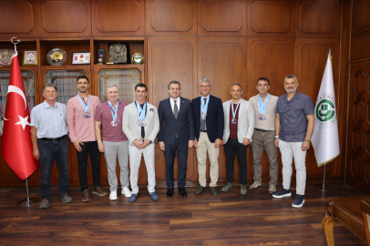 Masterlar Yüzme Şampiyonası’nda Madalya Kazanan Akademisyenlerden Rektör Beriş’e ziyaret