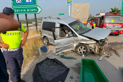 Mersin Tarsus'ta feci kaza: Park halindeki tıra çarpan otomobilin 18 yaşındaki sürücüsü hayatını kaybetti