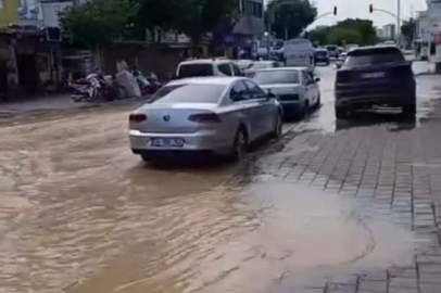 Adana’da ana su borusu bomba gibi patladı: Yollar parçalandı
