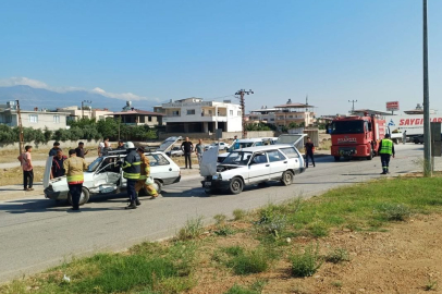 Hatay'da kavşak kazası: Gaziantep-Hatay yolunda 2 otomobil çarpıştı, 1 yaralı