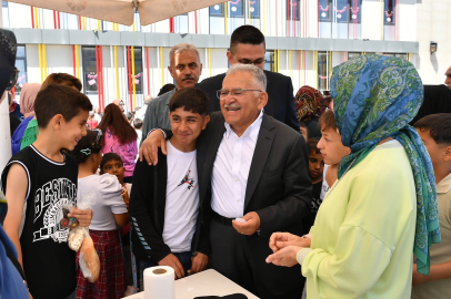 Kayseri'de okul bahçelerinde bahar coşkusu: Başkan Büyükkılıç öğrencilerin heyecanına ortak oldu