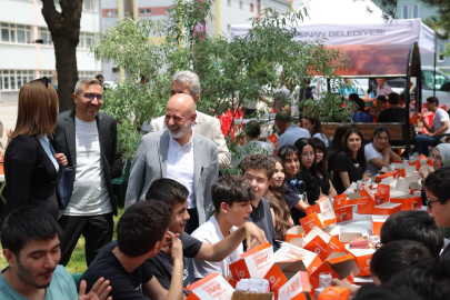 Kayseri Kocasinan'da gençlerin en lezzetli buluşması: Başkan Çolakbayrakdar'dan Sümer Fen Lisesi'ne 'Koca Burger' ziyareti