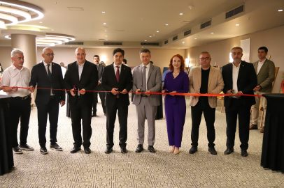 Mersin'de atıklar tuvale dönüştü: "Atıktan Kağıda ve Sanata" sergisi açıldı