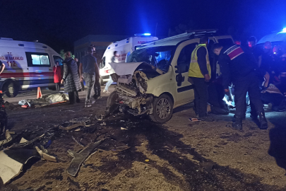 Sivas’ta feci kaza: İki araç kafa kafaya çarpıştı, 1 ölü 7 yaralı