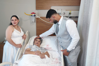 Hasta anne nikaha gidemeyince gelinlik ve damatlıkla hastaneye geldiler