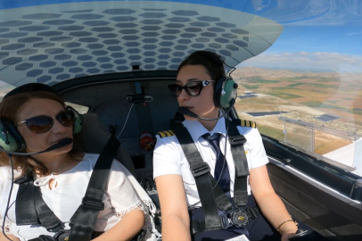 22 yaşındaki kadın pilotun ilk yolcusu annesi oldu! Gökyüzünde duygu dolu anlar
