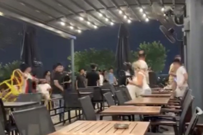 Adana'da AVM'de sandalyeli kavga! Kadınlar arada kaldı, panik anları kamerada