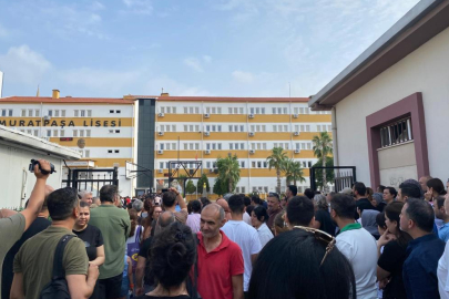 Antalya'da LGS heyecanı! Öğrenciler sınavda, veliler okul önlerinde bekledi