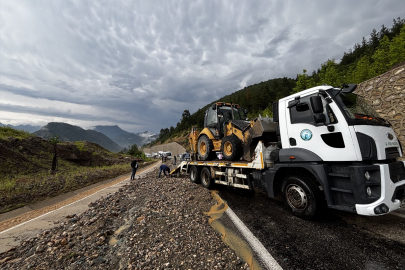 Adana'da heyelan nedeniyle kapanan Feke-Kozan kara yolu ekiplerce açıldı
