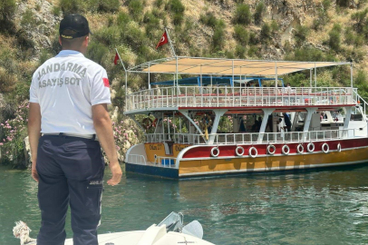 Halfeti’de sürüklenen gezi teknesindeki turistleri jandarma kurtardı