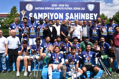 Şahinbey Ampute Futbol Takımı şampiyonluk kupasını kaldırdı