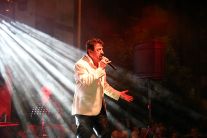 Sanatçı Ahmet Selçuk İlkan Adana'da konser verdi