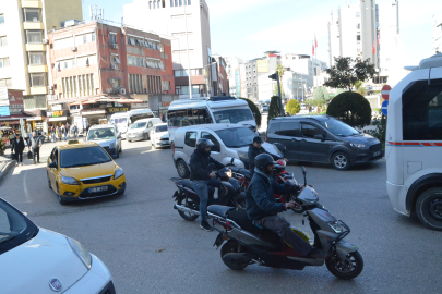 Adana’da iş çıkışı trafiğinde “huni” sıkışıklığı