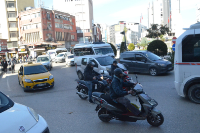 Adana’da iş çıkışı trafiğinde “huni” sıkışıklığı