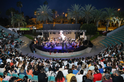 Adana'da öğretmenlerden oluşan Maarif Orkestrası konser verdi
