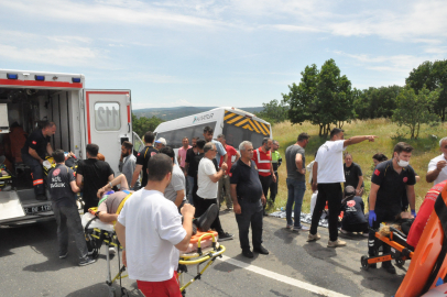 Edirne'de yolcu minibüsü tıra çarptı: 16 yaralı