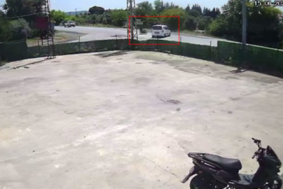 Hafif ticari araca ok gibi saplanan motosikletteki 2 kişi metrelerce havaya uçtu