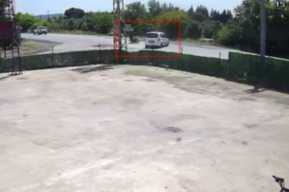 Hatay'da korkunç kaza kamerada! Motosiklet araca ok gibi saplandı, 2 kişi metrelerce havaya uçtu