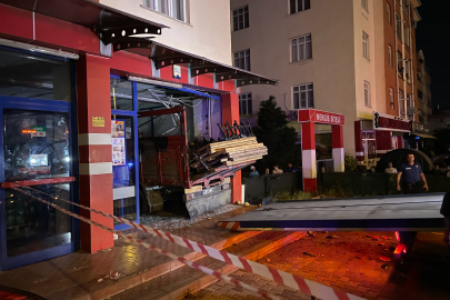 Kontrolden çıkan kamyon markete girdi: 1 ağır yaralı