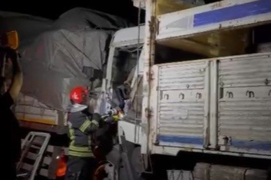 Osmaniye’de çekici park halindeki kamyona çarptı: 1 Yaralı