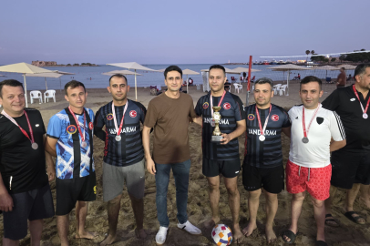 Yumurtalık Belediyesi’nin düzenlediği Kurumlar Arası Plaj Voleybolu Turnuvası, renkli görüntülere sahne oldu